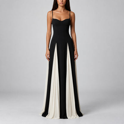 Carli | Plissiertes Maxikleid mit Herzausschnitt vor grauem Studiohintergrund