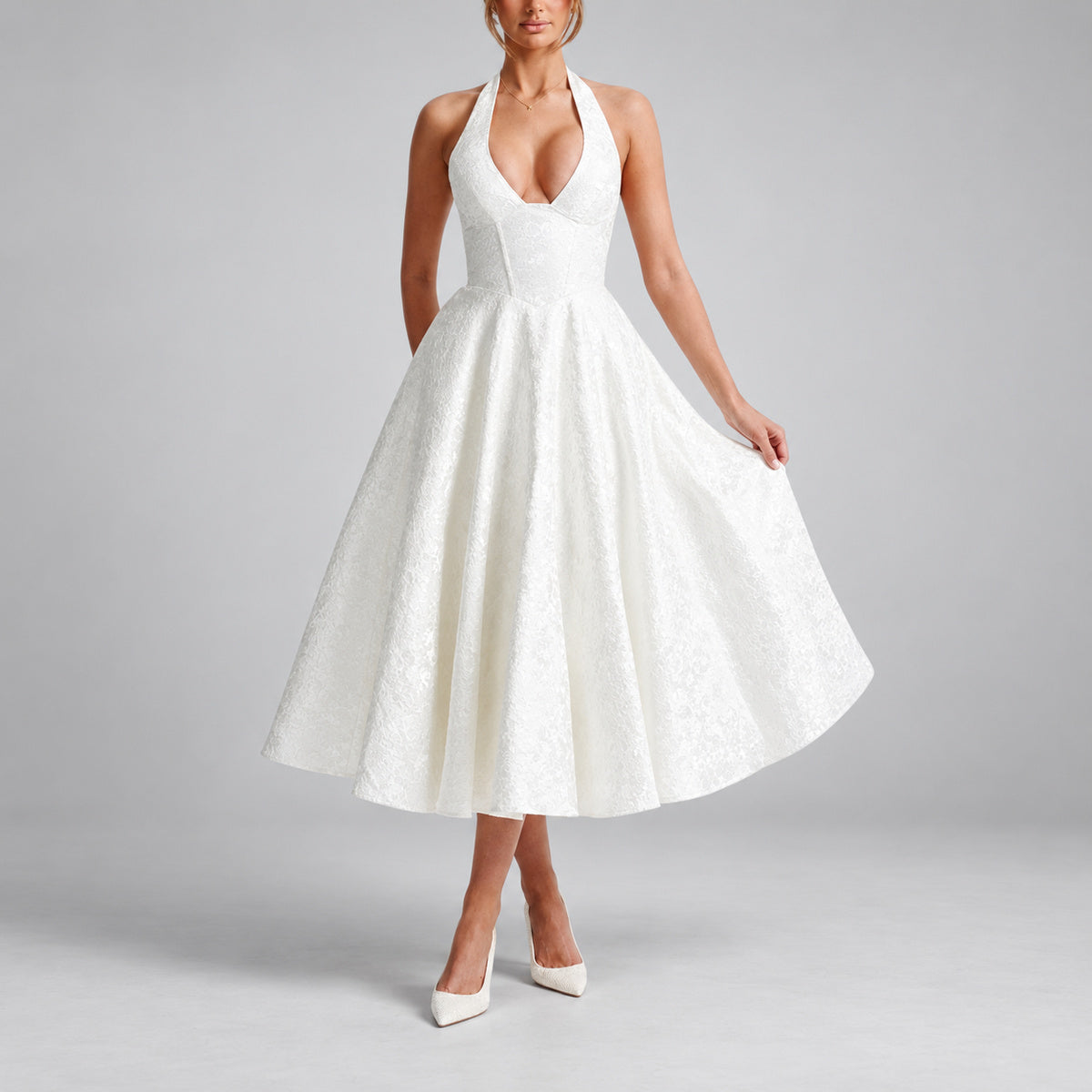 Carmela | Rückenfreies Neckholder-Midikleid vor grauem Studiohintergrund