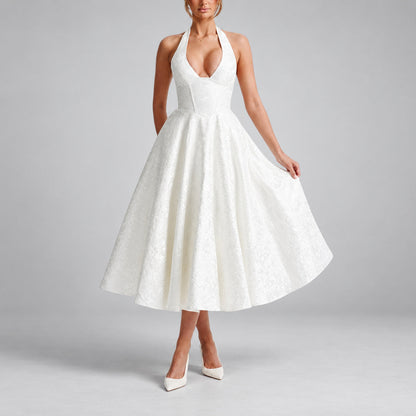 Carmela | Rückenfreies Neckholder-Midikleid vor grauem Studiohintergrund