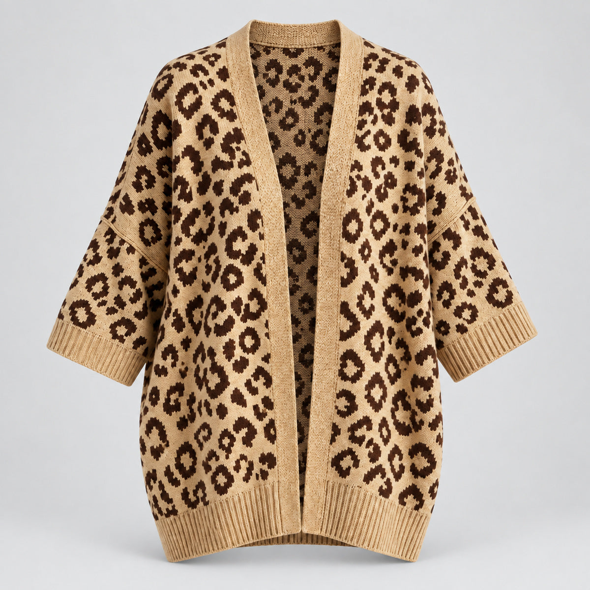 Leona – Oversize Strickcardigan mit Leopardenmuster auf grauem Studiohintergrund