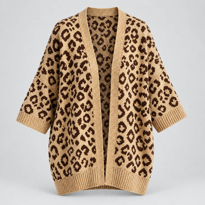 Leona – Oversize Strickcardigan mit Leopardenmuster auf grauem Studiohintergrund