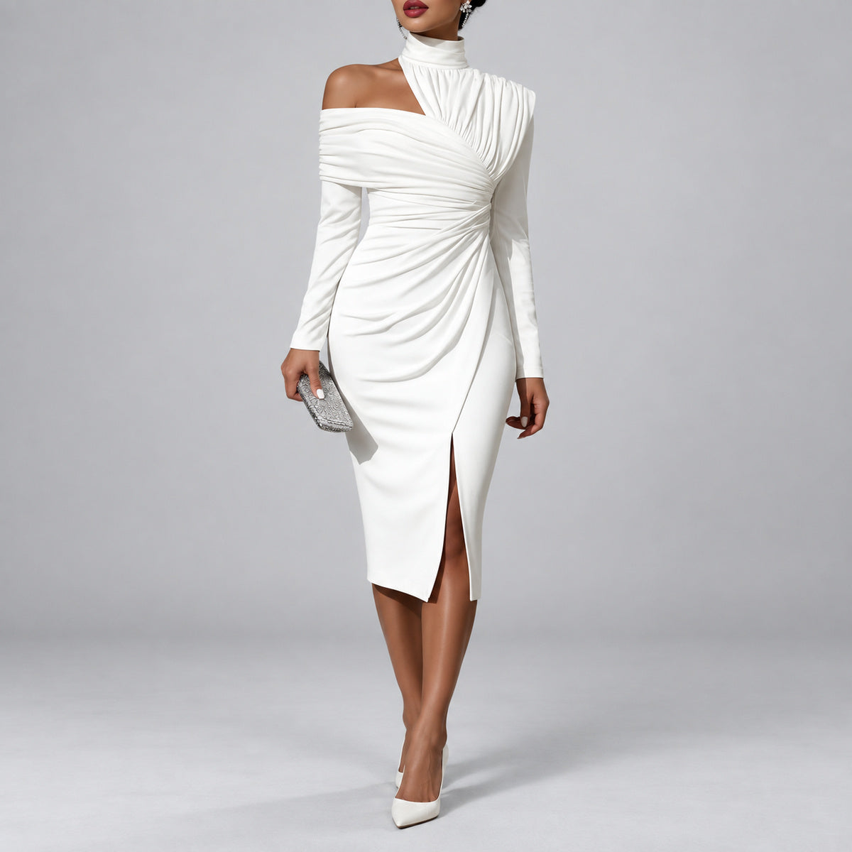 Olivia | Asymmetrisches One-Shoulder-Midikleid mit Drapierung vor grauem Studiohintergrund