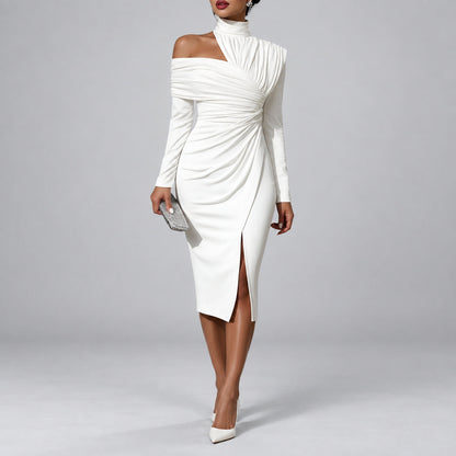 Olivia | Asymmetrisches One-Shoulder-Midikleid mit Drapierung vor grauem Studiohintergrund
