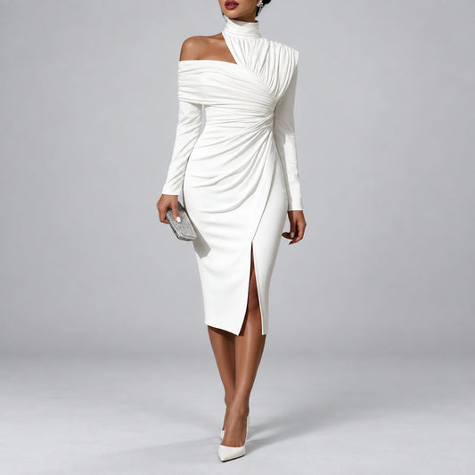 Olivia | Asymmetrisches One-Shoulder-Midikleid mit Drapierung vor grauem Studiohintergrund