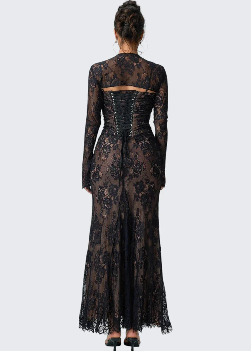 Carrie | Spitzenkleid mit eckigem Ausschnitt und transparenten Ärmeln