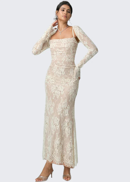 Carrie | Spitzenkleid mit eckigem Ausschnitt und transparenten Ärmeln