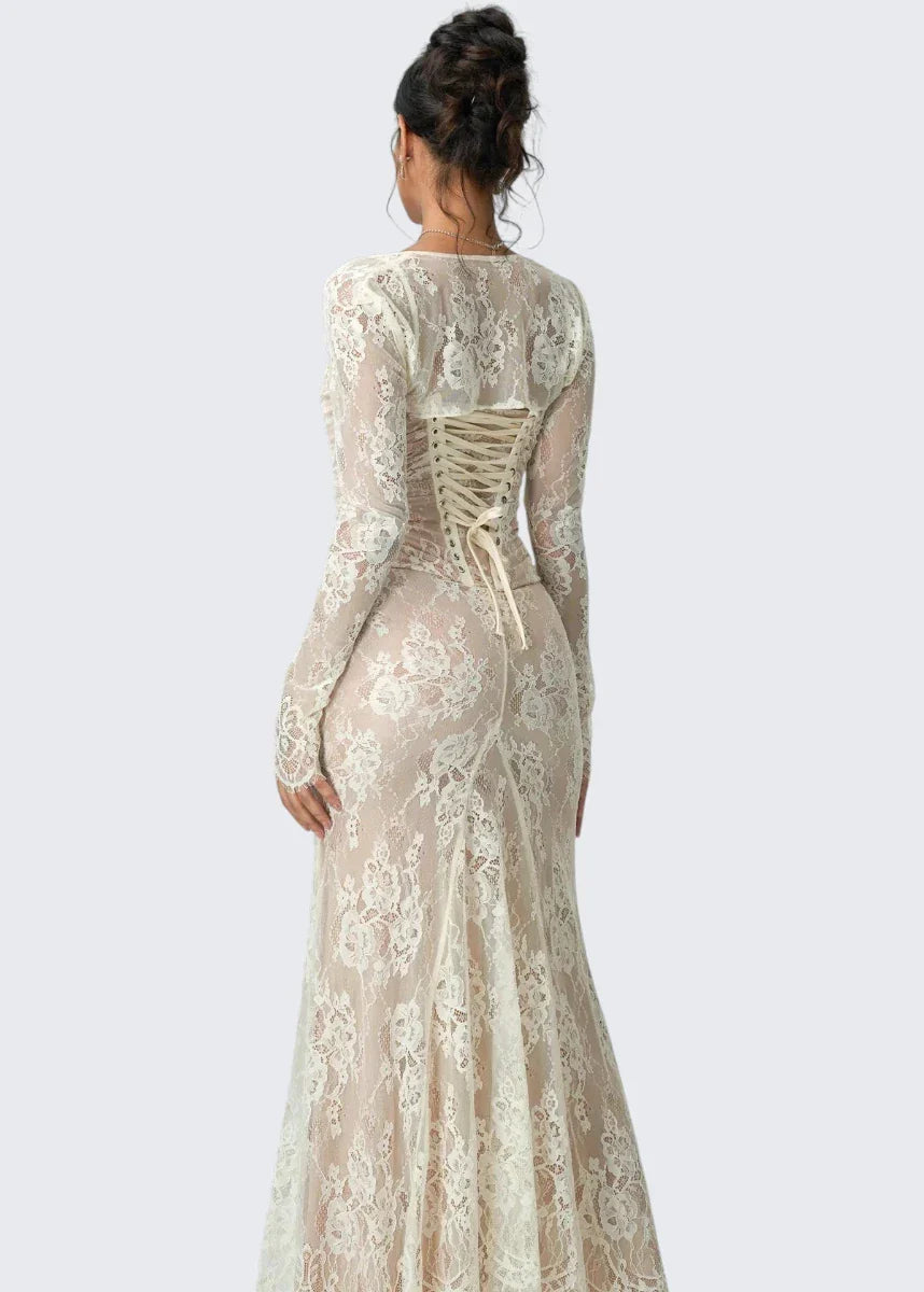 Carrie | Spitzenkleid mit eckigem Ausschnitt und transparenten Ärmeln